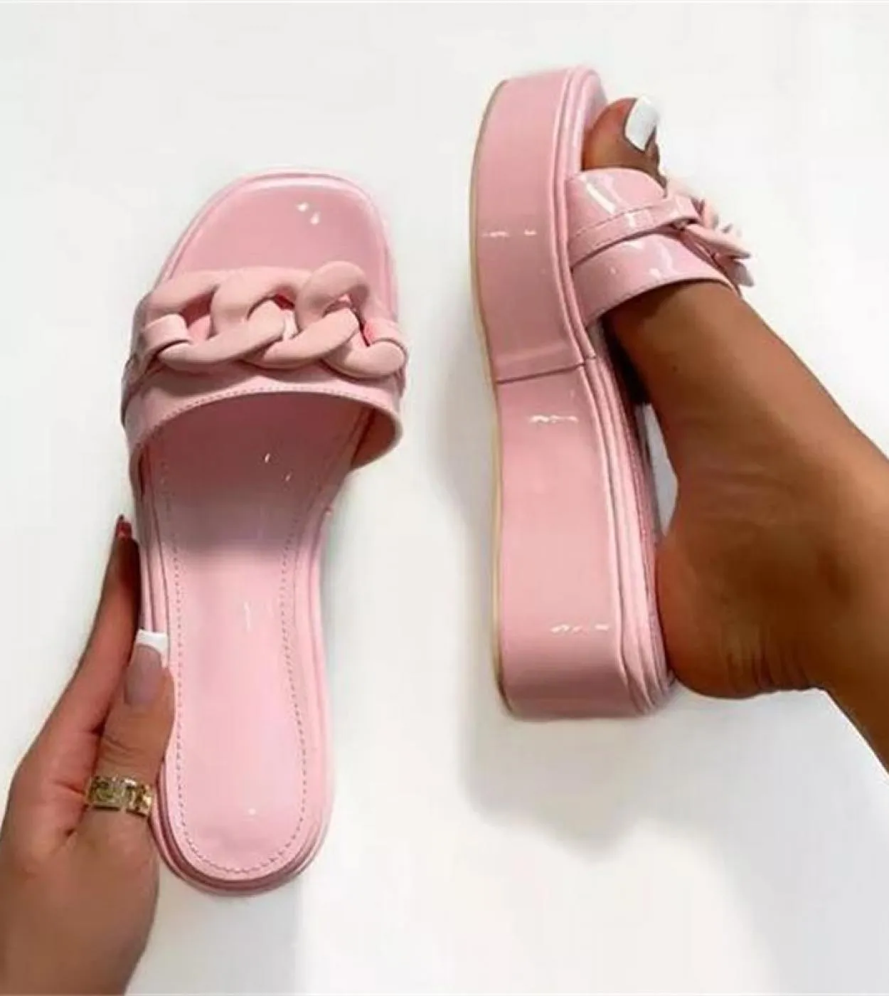 2022 nuove scarpe estive con plateau da donna sandali con zeppa con catena in metallo da spiaggia all'aperto pantofole firmate m