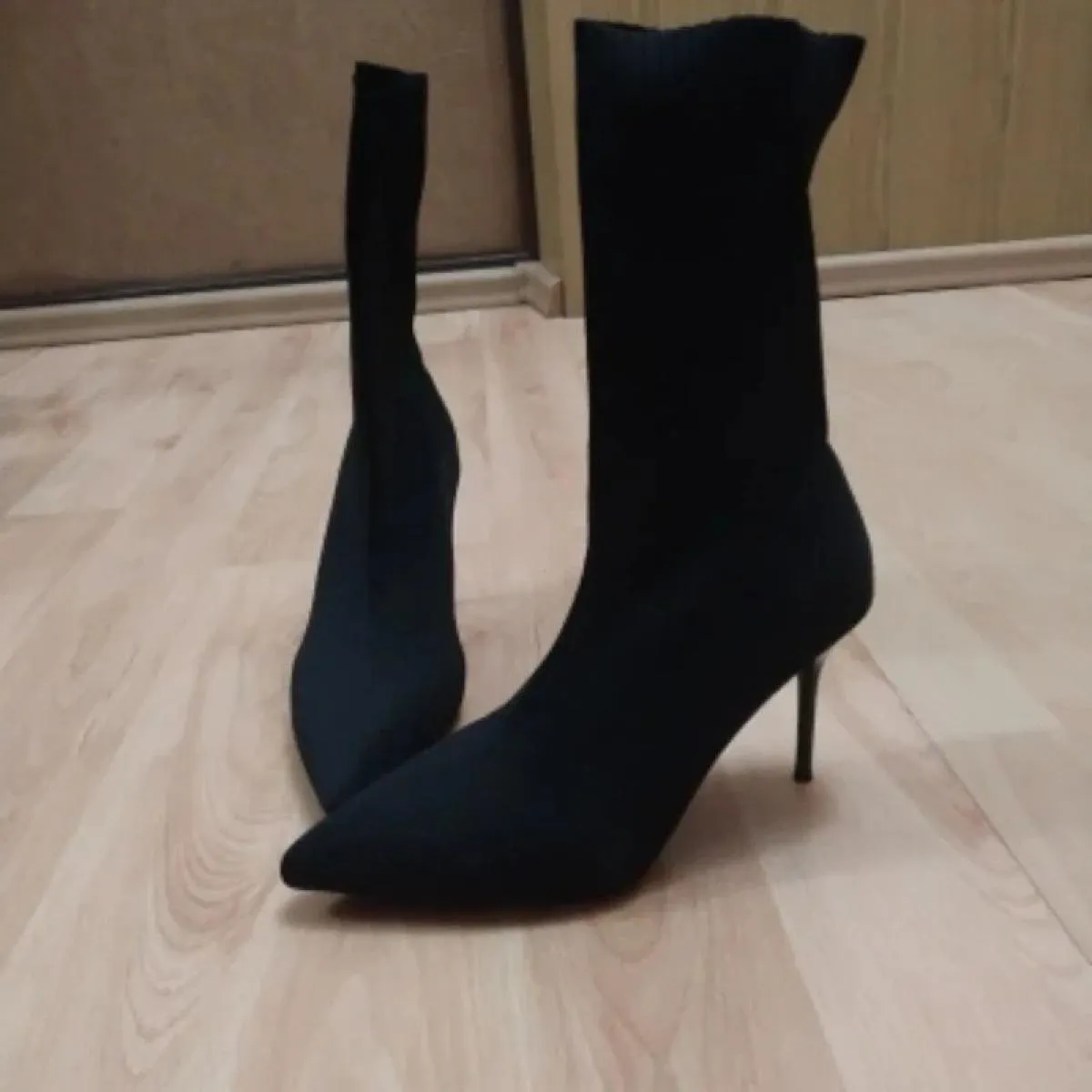 2023 stivaletti elastici da donna ultimo autunno stivaletti corti a punta scarpe da donna con tacco alto da festa in tinta unita