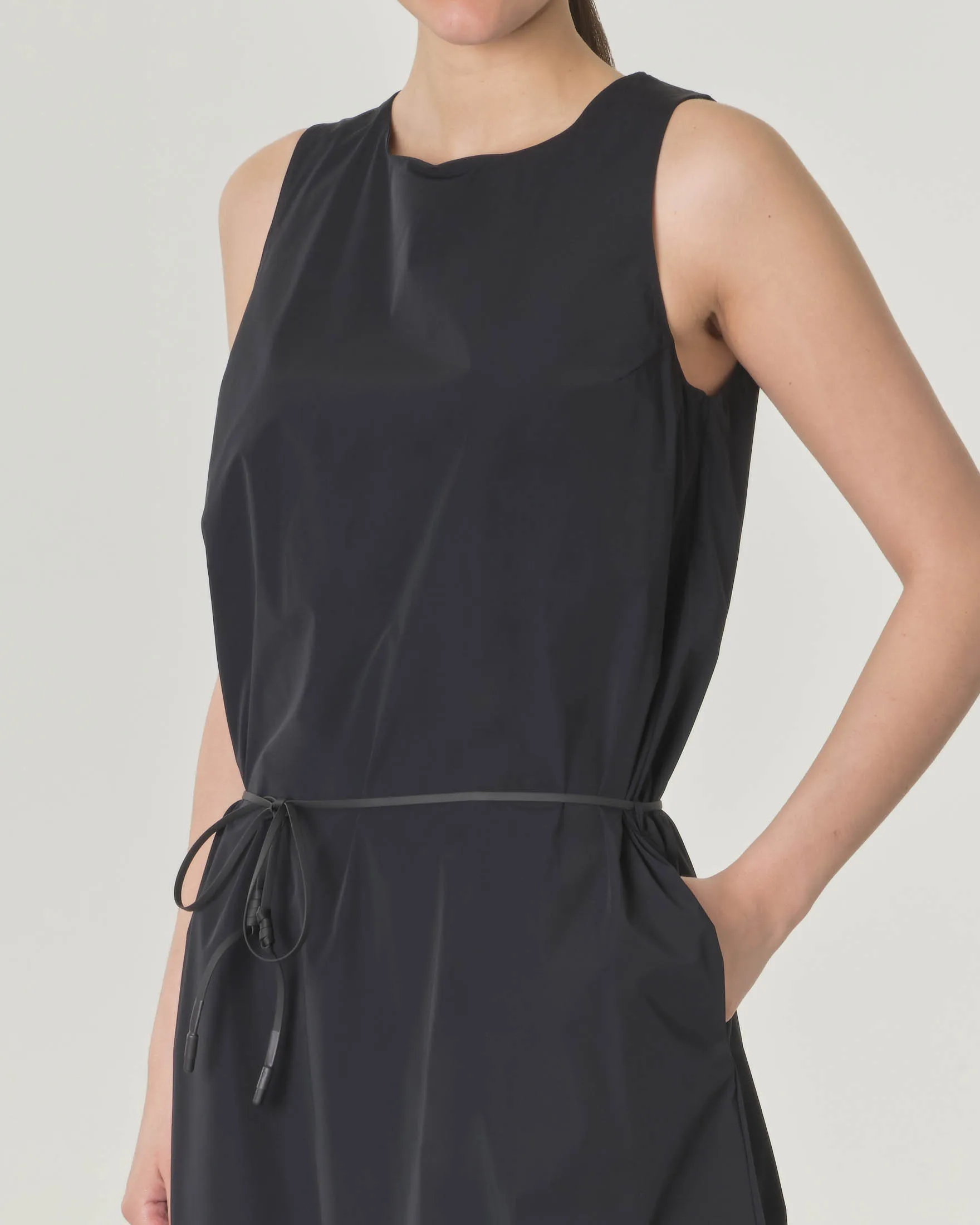 Abito corto nero Dress Cult Over Wom senza maniche con cinturina sottile in vita tono su tono
