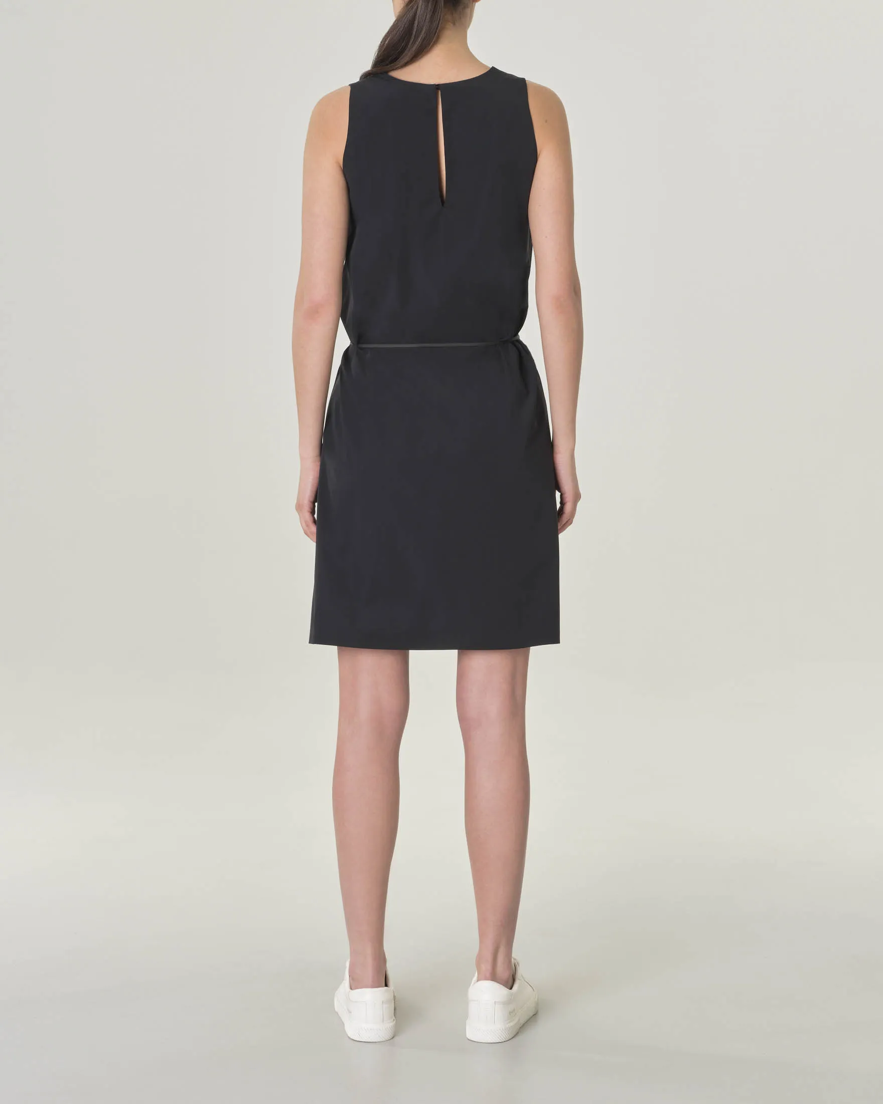 Abito corto nero Dress Cult Over Wom senza maniche con cinturina sottile in vita tono su tono