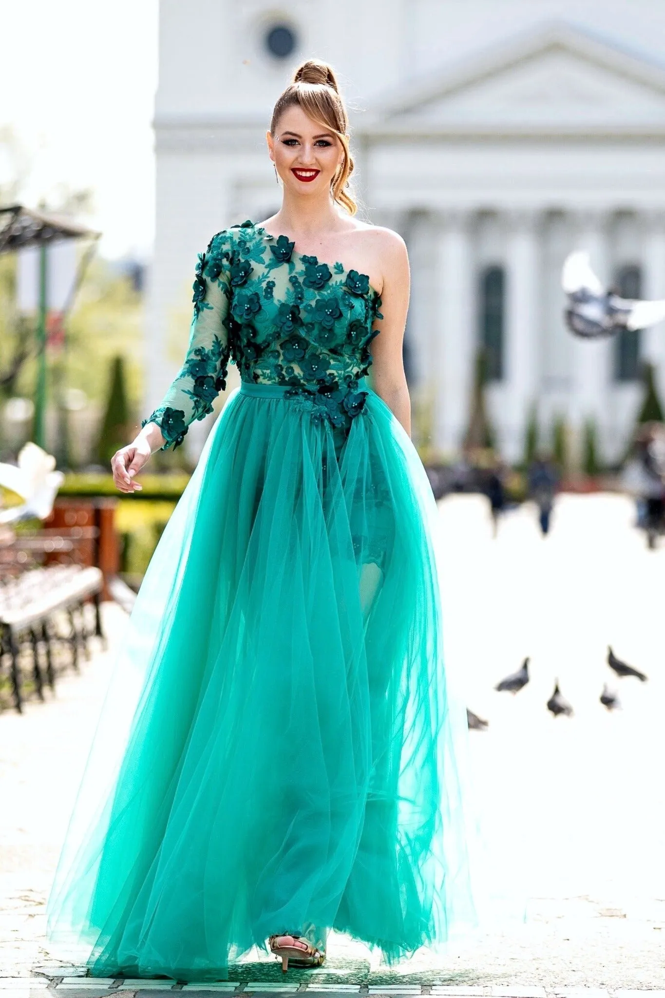 Abito corto verde smeraldo a fiori 3 D mono manica con gonna lunga e ampia in tulle non staccabile