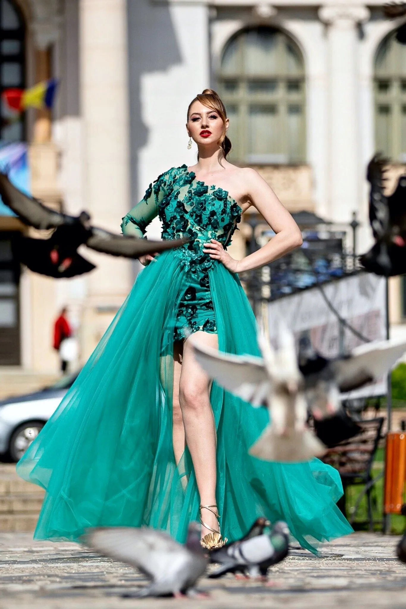 Abito corto verde smeraldo a fiori 3 D mono manica con gonna lunga e ampia in tulle non staccabile