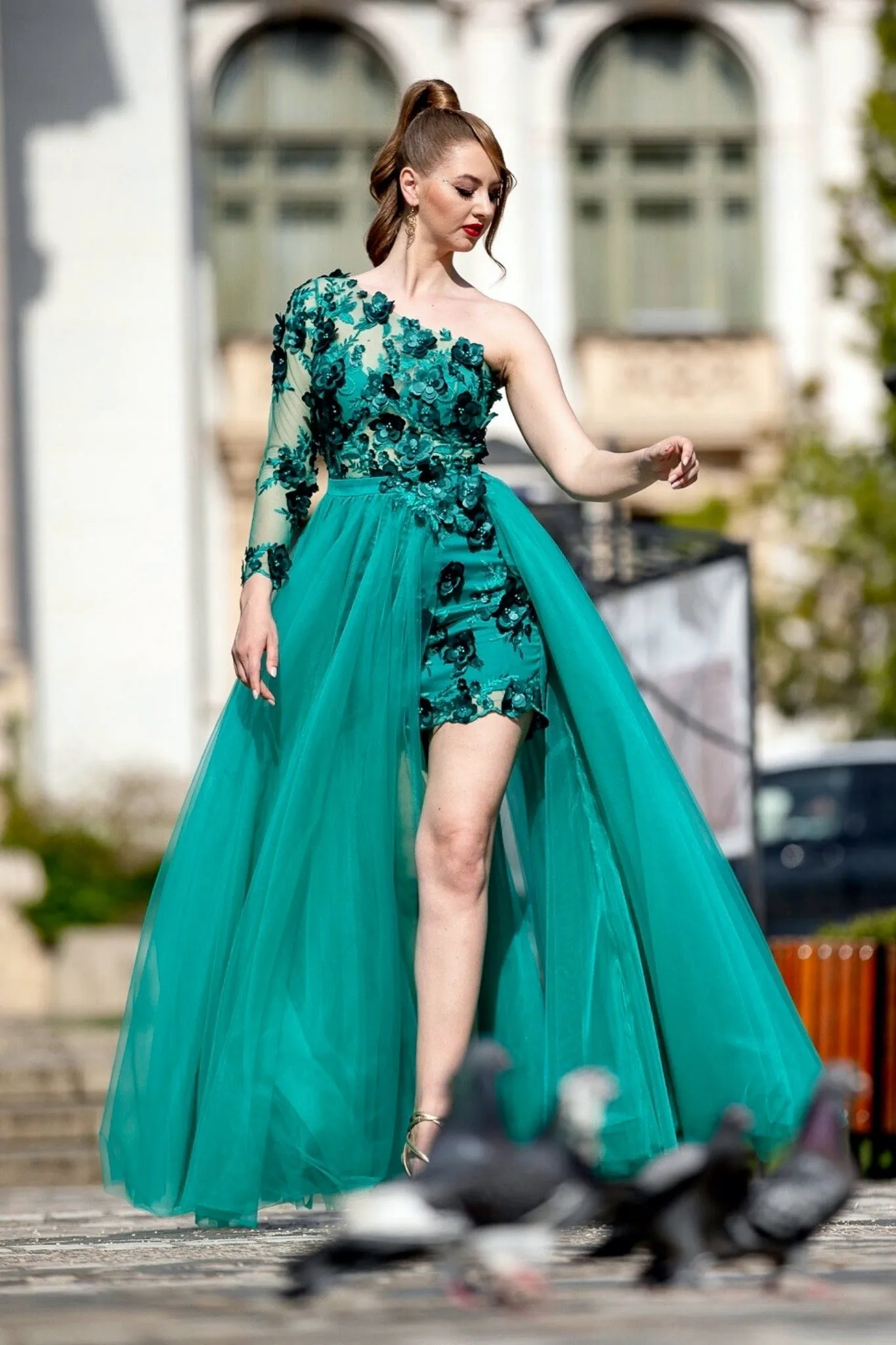 Abito corto verde smeraldo a fiori 3 D mono manica con gonna lunga e ampia in tulle non staccabile