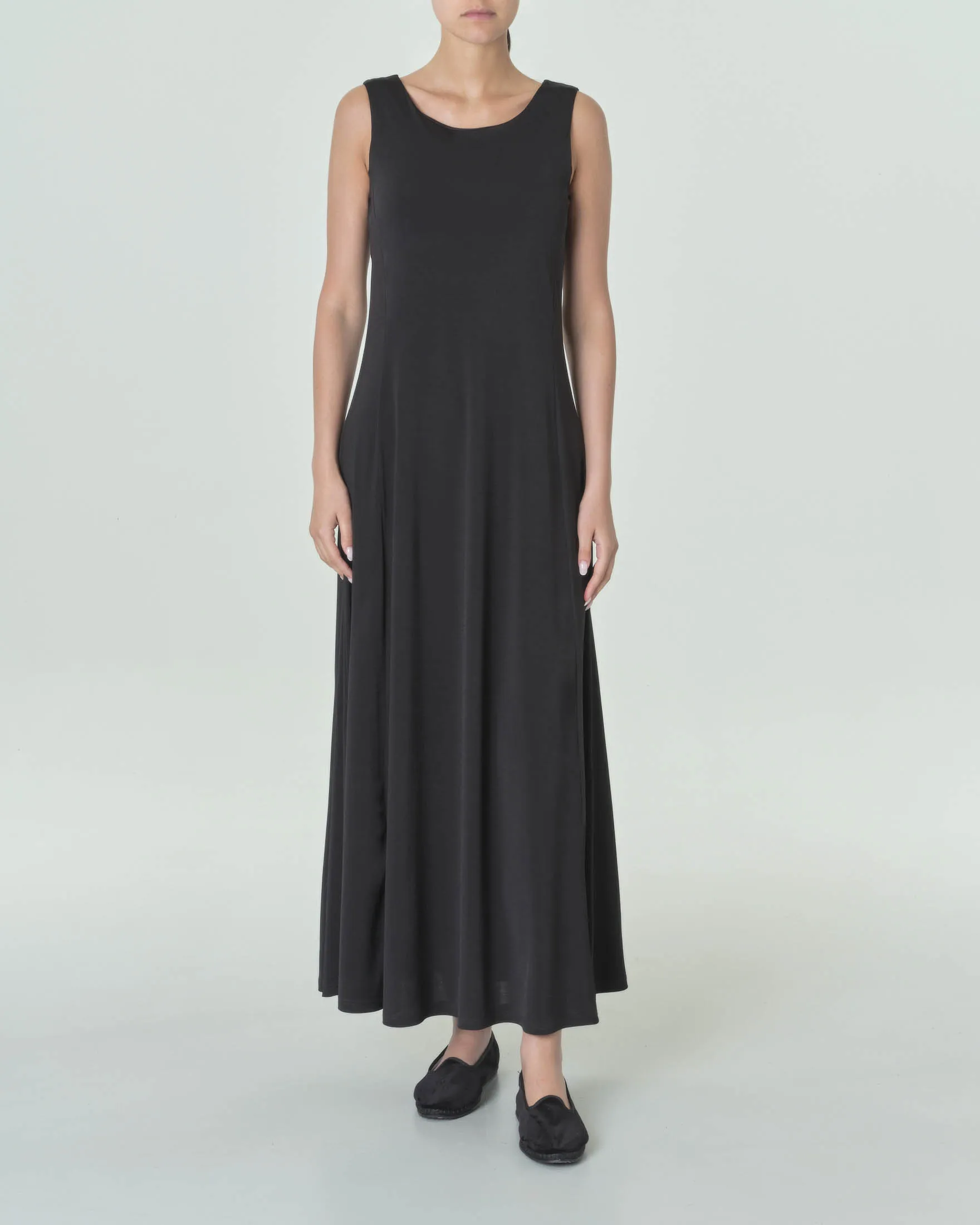 Abito lungo nero smanicato in jersey stretch dalla linea svasata