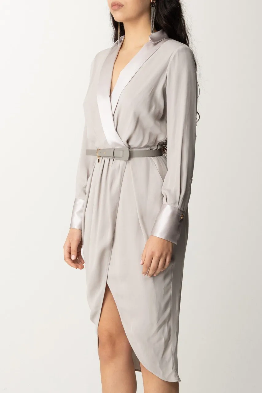 Abito midi con cintura e charm logo Perla