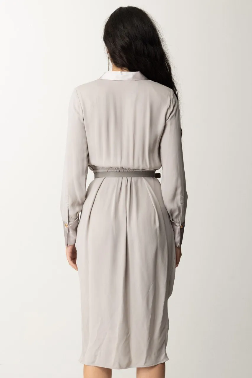 Abito midi con cintura e charm logo Perla