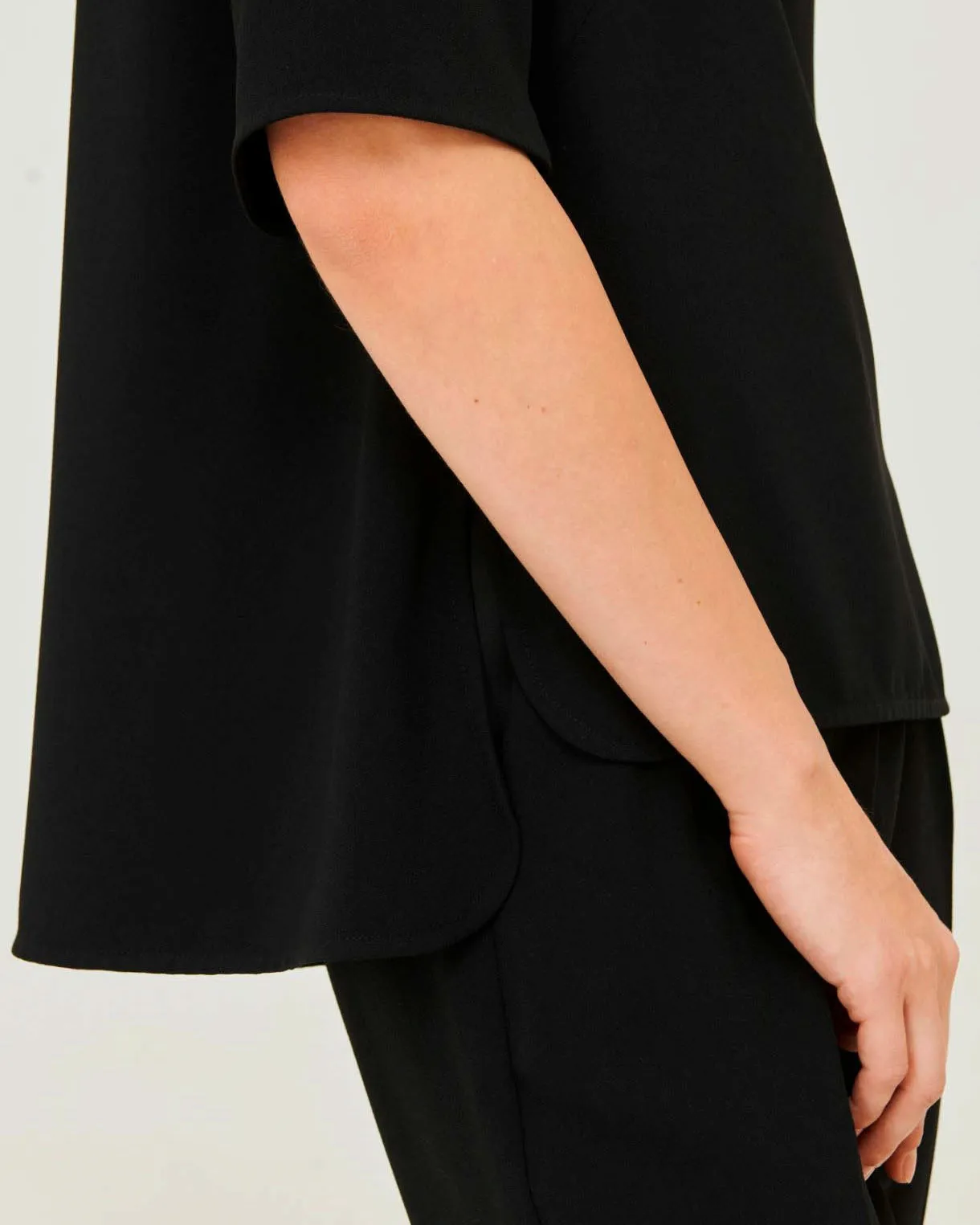 Blusa nera in crêpe envers satin dalla linea svasata con spacchetti laterali Marella ART.365