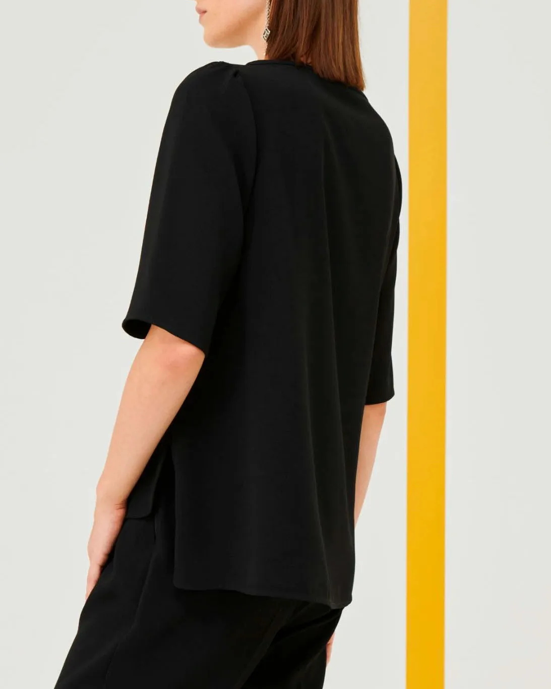 Blusa nera in crêpe envers satin dalla linea svasata con spacchetti laterali Marella ART.365
