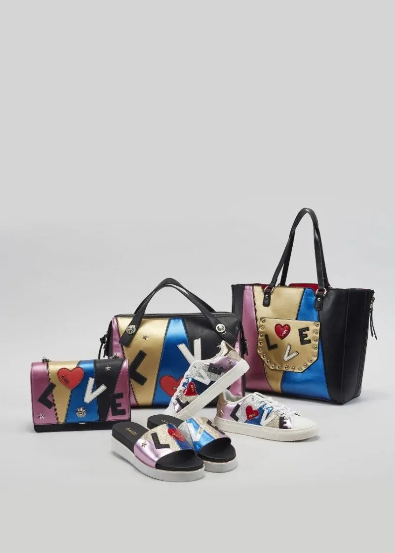 Borsa a mano con borchie e patch