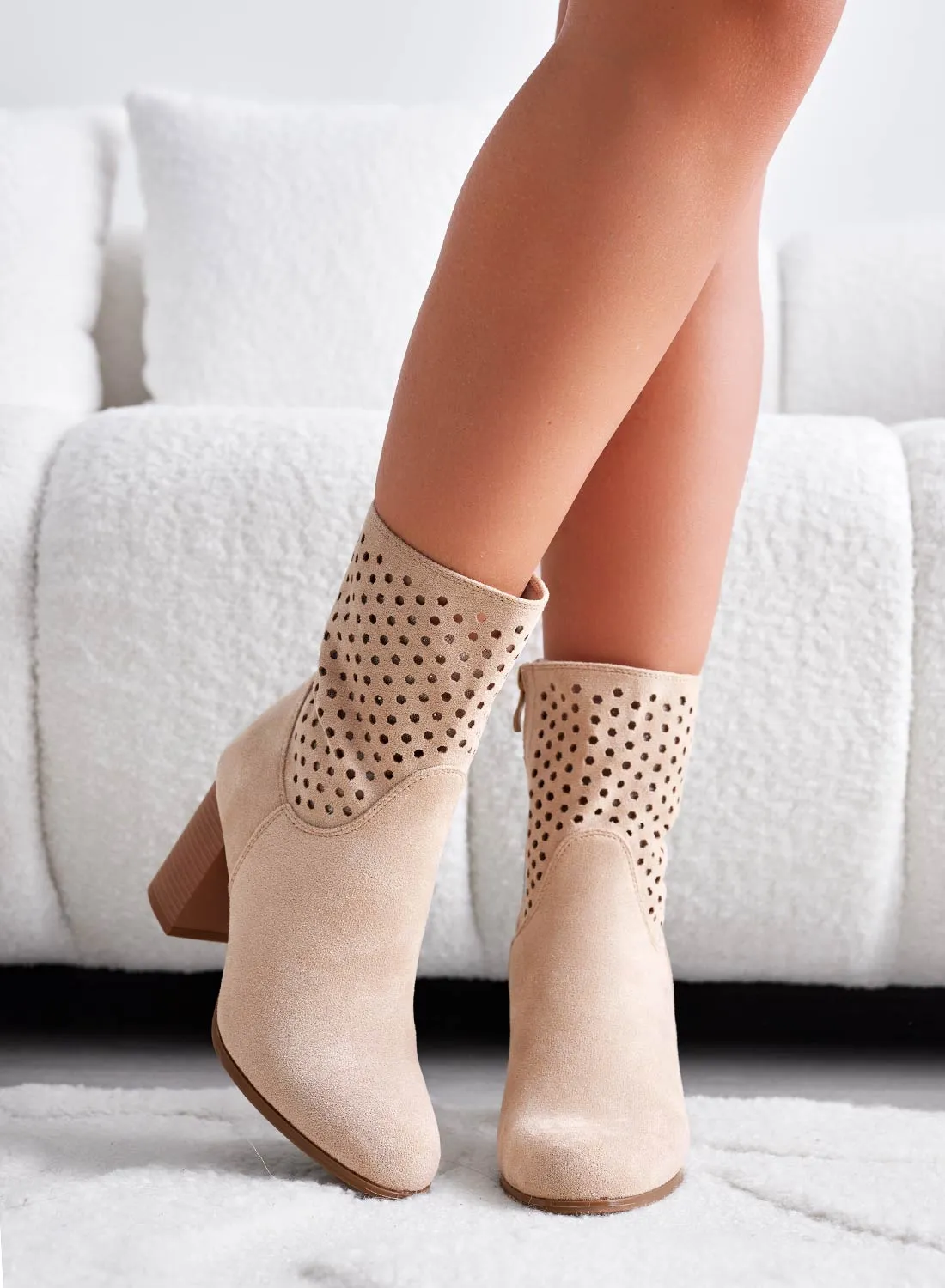 MAYBE - Stivaletti beige traforati con tacco alto in finto legno