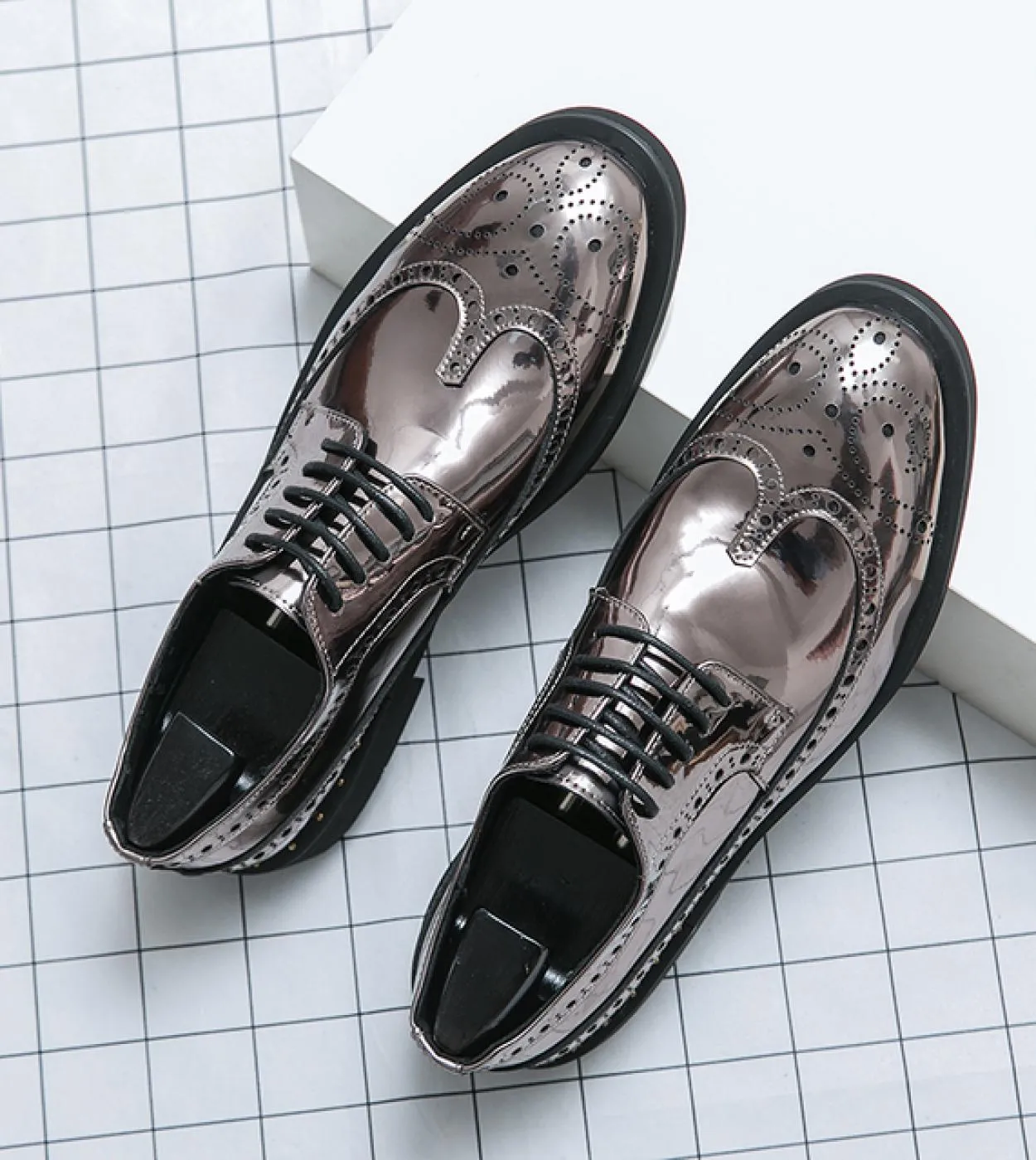 New In Gold Brogue Shoes For Men Wedding Lace Up Primavera Autunno Taglia 38 46 Scarpe da uomo fatte a mano Spedizione gratuita