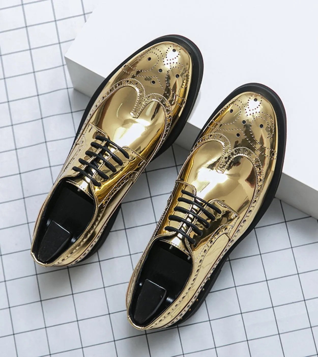 New In Gold Brogue Shoes For Men Wedding Lace Up Primavera Autunno Taglia 38 46 Scarpe da uomo fatte a mano Spedizione gratuita