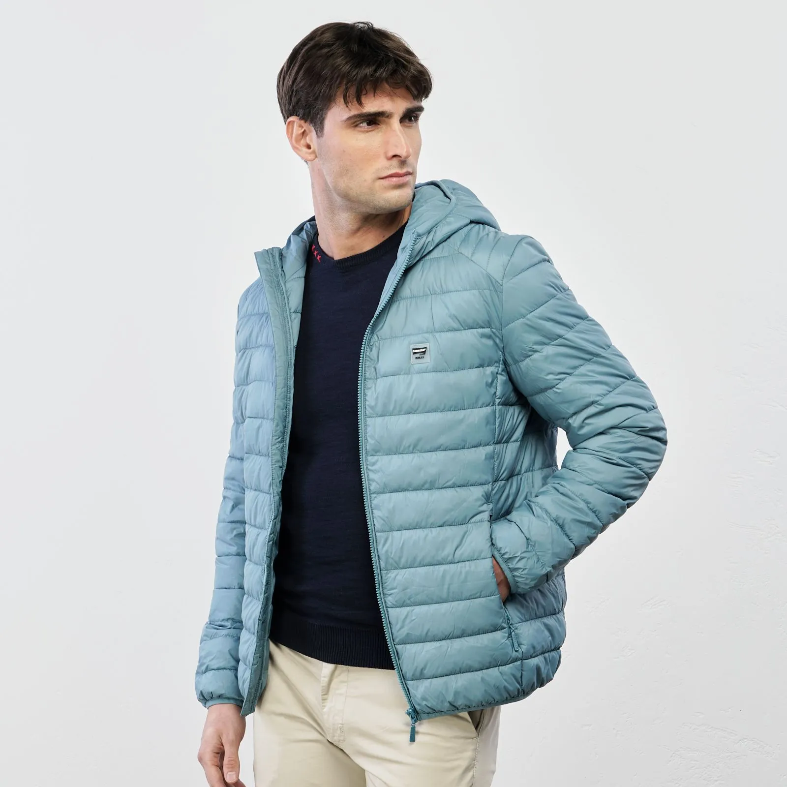 Piumino leggero azzurro con tasche e logo