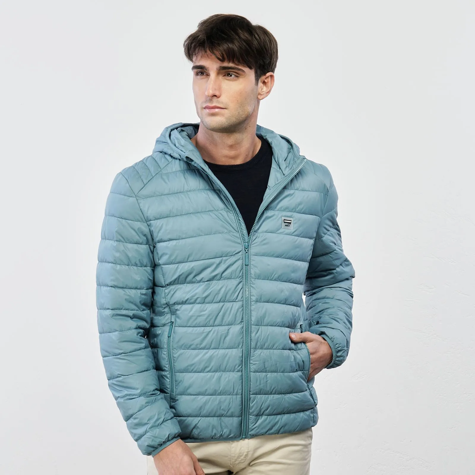 Piumino leggero azzurro con tasche e logo