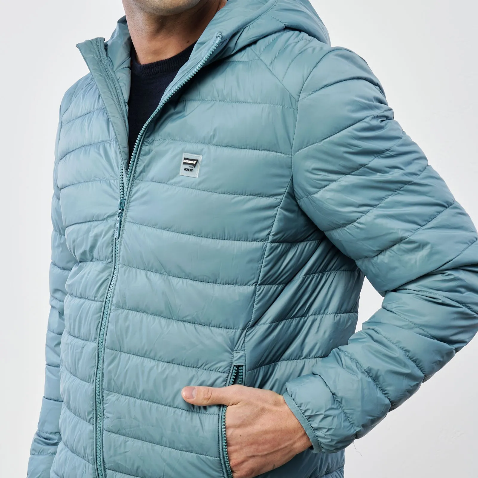 Piumino leggero azzurro con tasche e logo