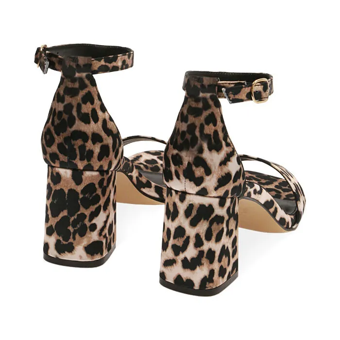 Sandali leopard in raso, tacco 7 cm