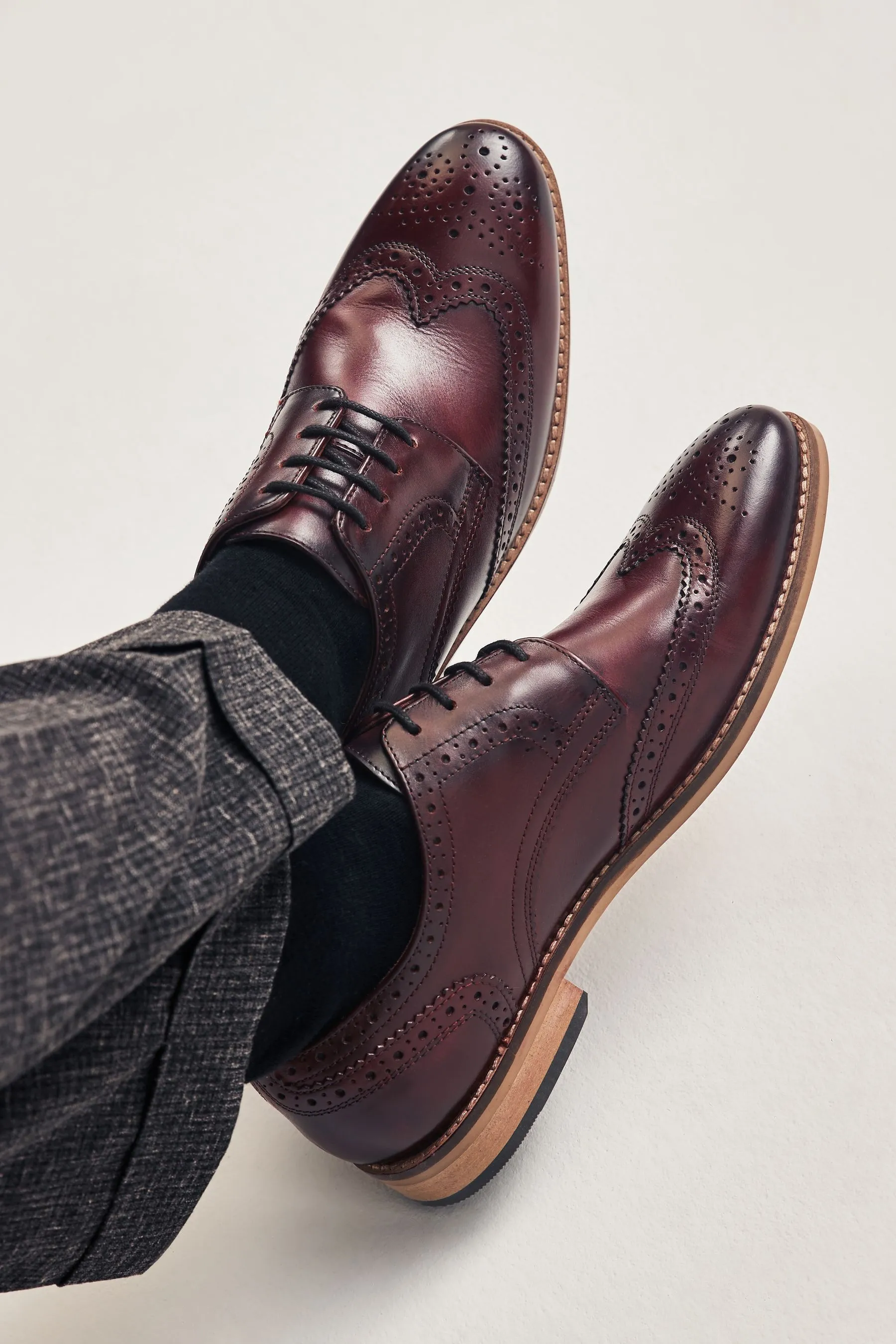 Scarpe brogue in pelle con suola a contrasto    