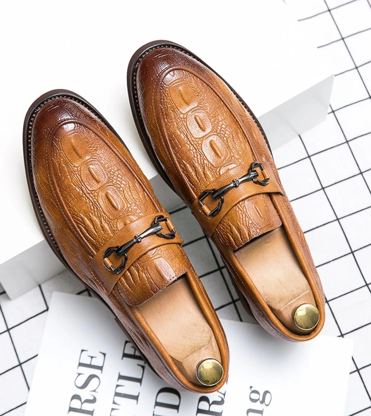 Scarpe da uomo fatte a mano Slip On Mocassini da uomo Scarpe eleganti da uomo di lusso Suola spessa Scarpe firmate da uomo in pe