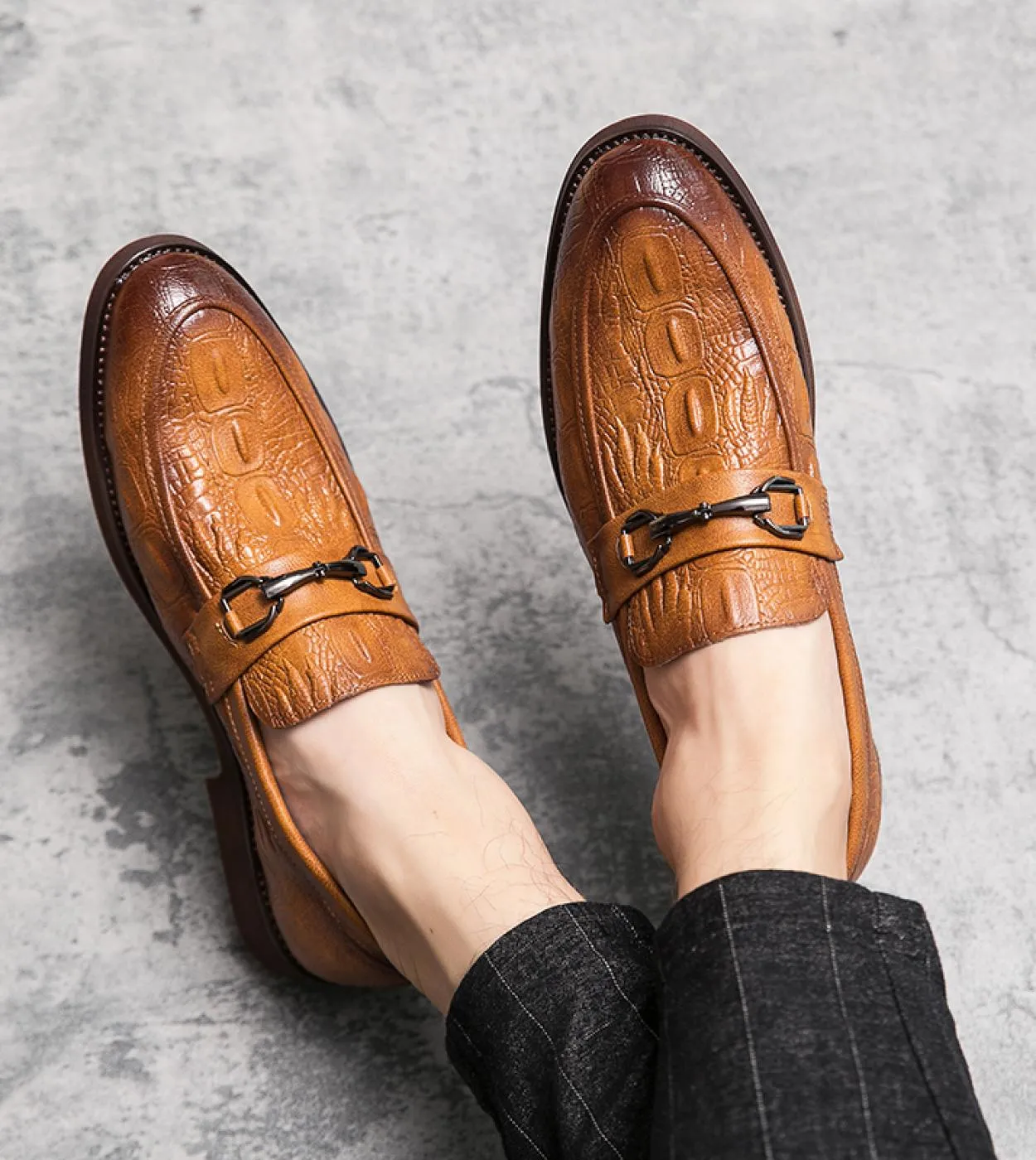 Scarpe da uomo fatte a mano Slip On Mocassini da uomo Scarpe eleganti da uomo di lusso Suola spessa Scarpe firmate da uomo in pe