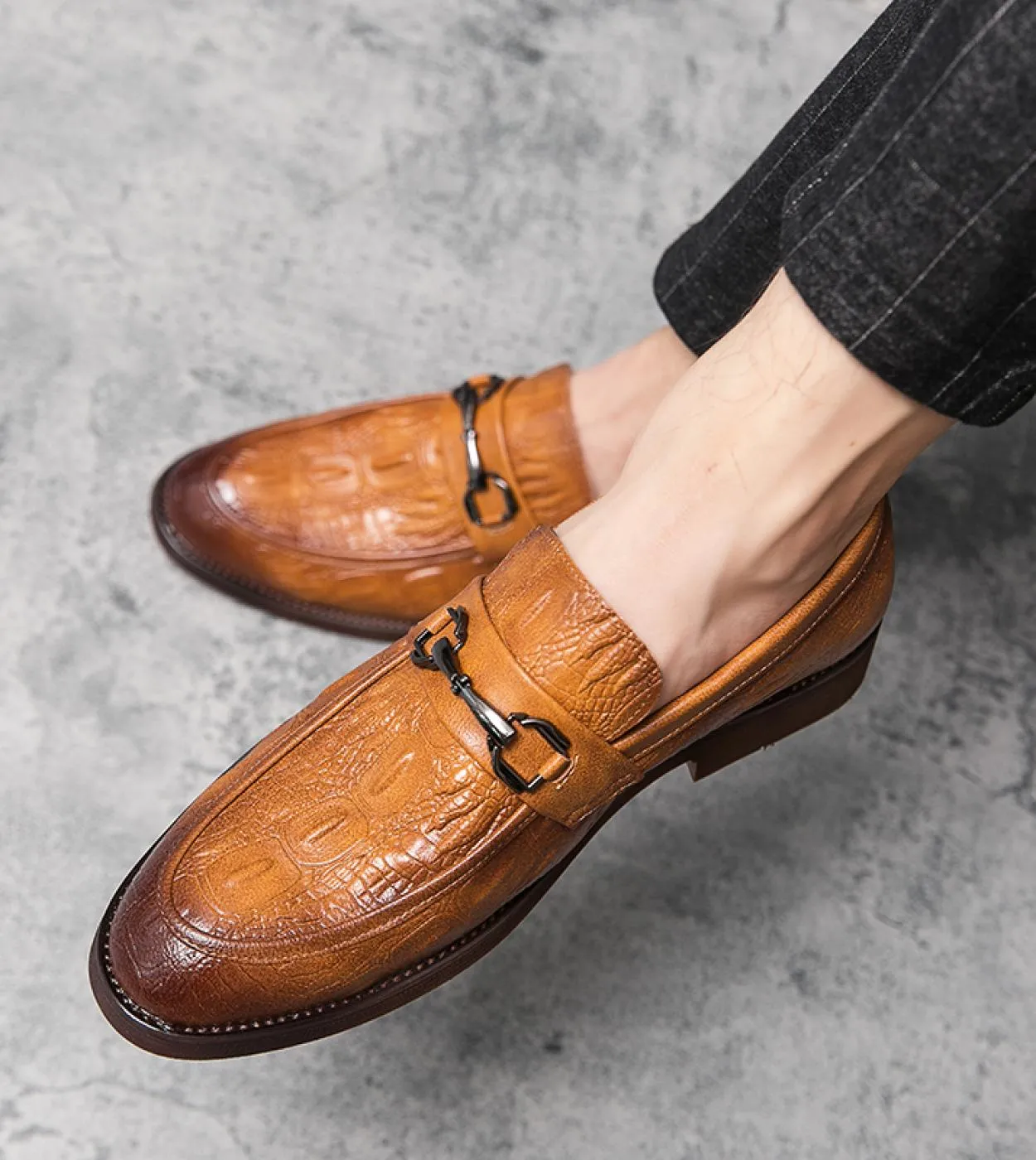 Scarpe da uomo fatte a mano Slip On Mocassini da uomo Scarpe eleganti da uomo di lusso Suola spessa Scarpe firmate da uomo in pe