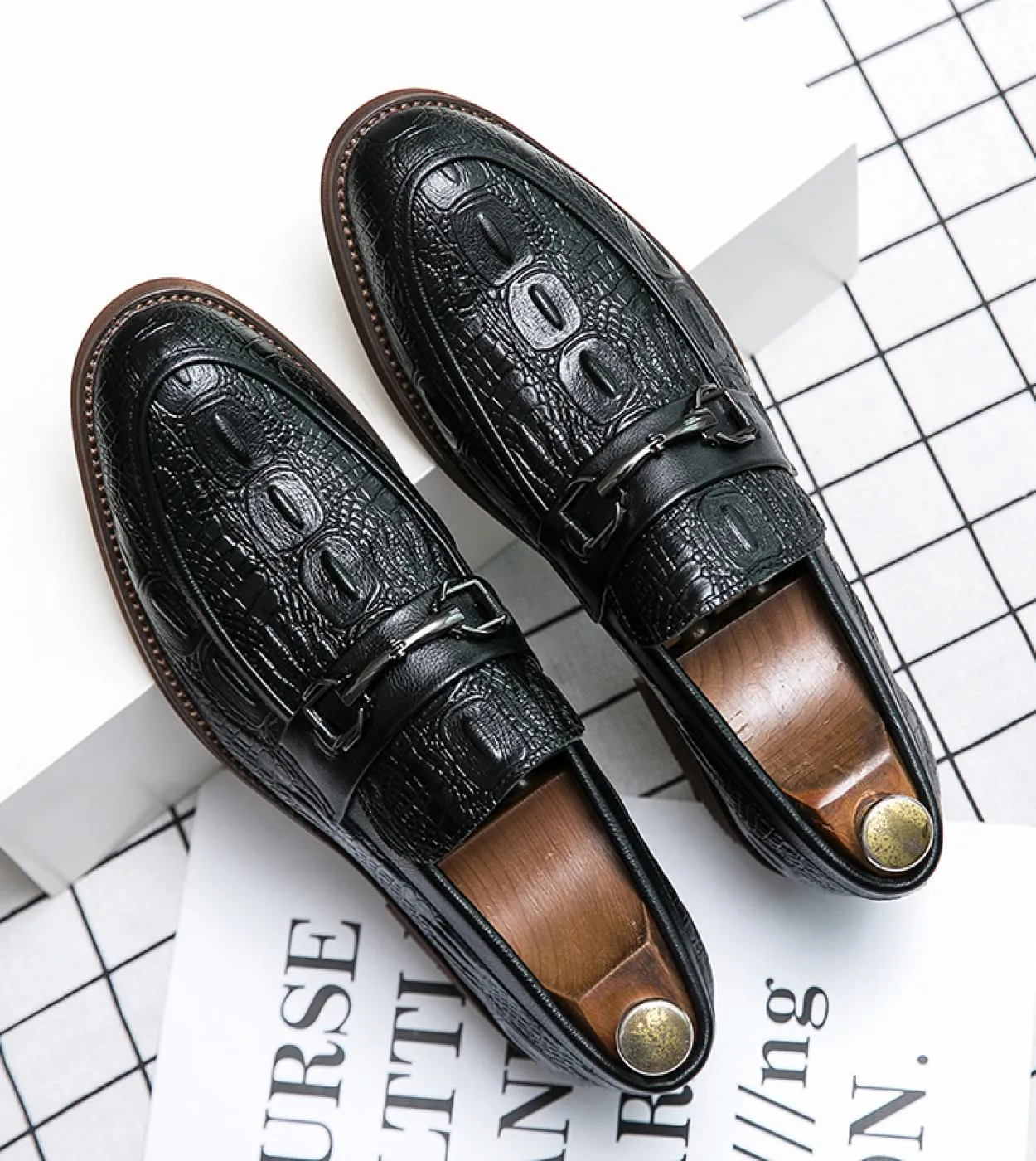 Scarpe da uomo fatte a mano Slip On Mocassini da uomo Scarpe eleganti da uomo di lusso Suola spessa Scarpe firmate da uomo in pe