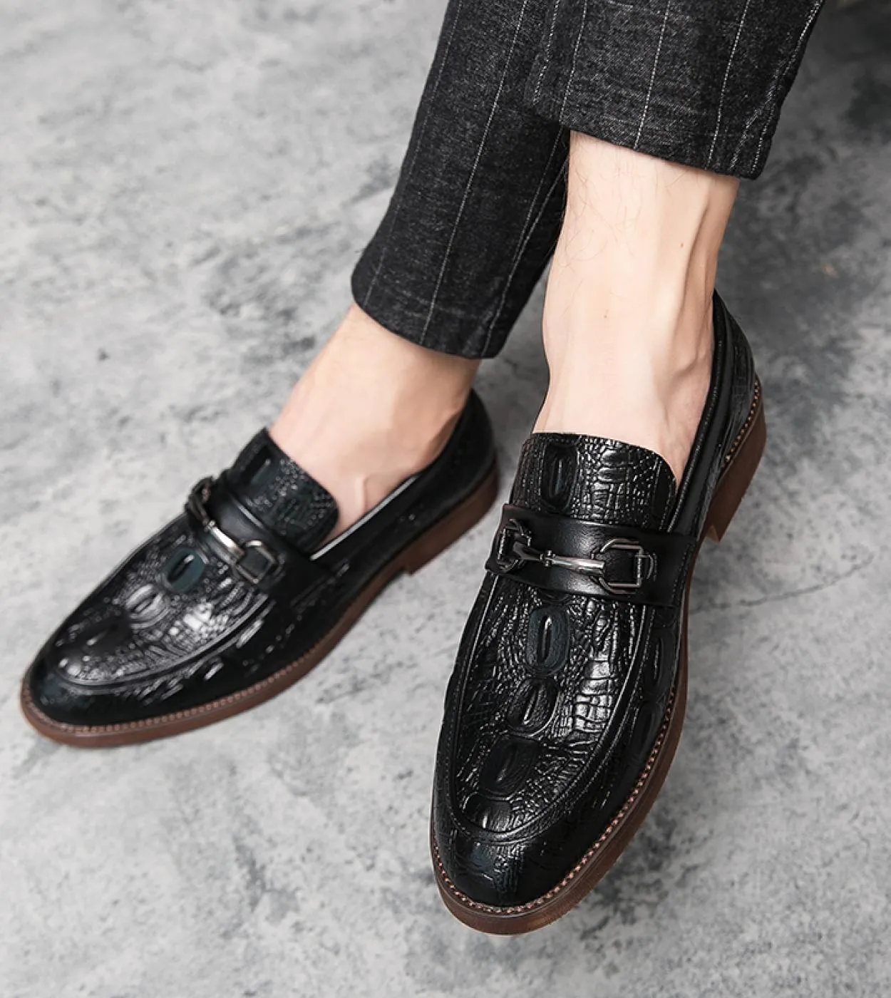 Scarpe da uomo fatte a mano Slip On Mocassini da uomo Scarpe eleganti da uomo di lusso Suola spessa Scarpe firmate da uomo in pe
