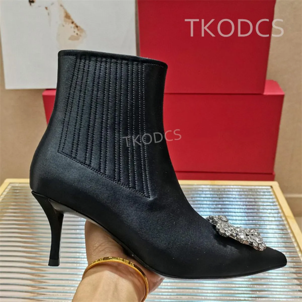 Stivaletti con tacco a spillo Stivaletti con punta a punta Scarpe da donna Fibbie in cristallo Decor Botas corto Calzature da es