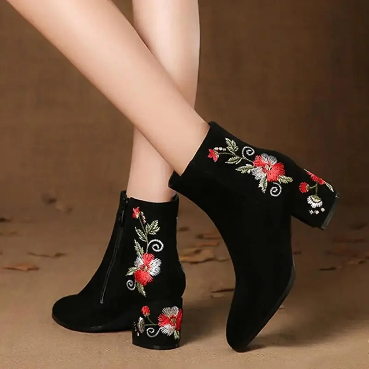 Stivaletti da donna Scarpe alte in cotone caldo autunno e inverno Stivaletti a tubo medio ricamati con tacco medio in pelle scam