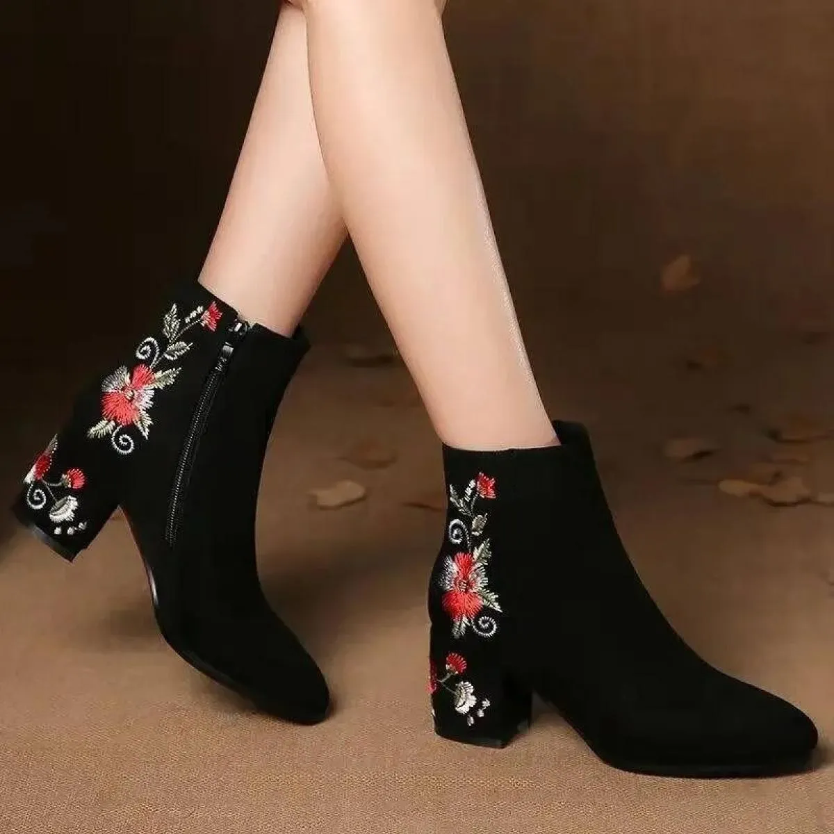 Stivaletti da donna Scarpe alte in cotone caldo autunno e inverno Stivaletti a tubo medio ricamati con tacco medio in pelle scam