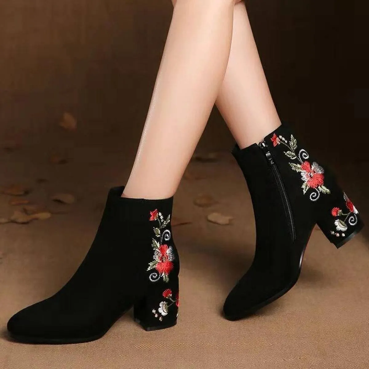 Stivaletti da donna Scarpe alte in cotone caldo autunno e inverno Stivaletti a tubo medio ricamati con tacco medio in pelle scam