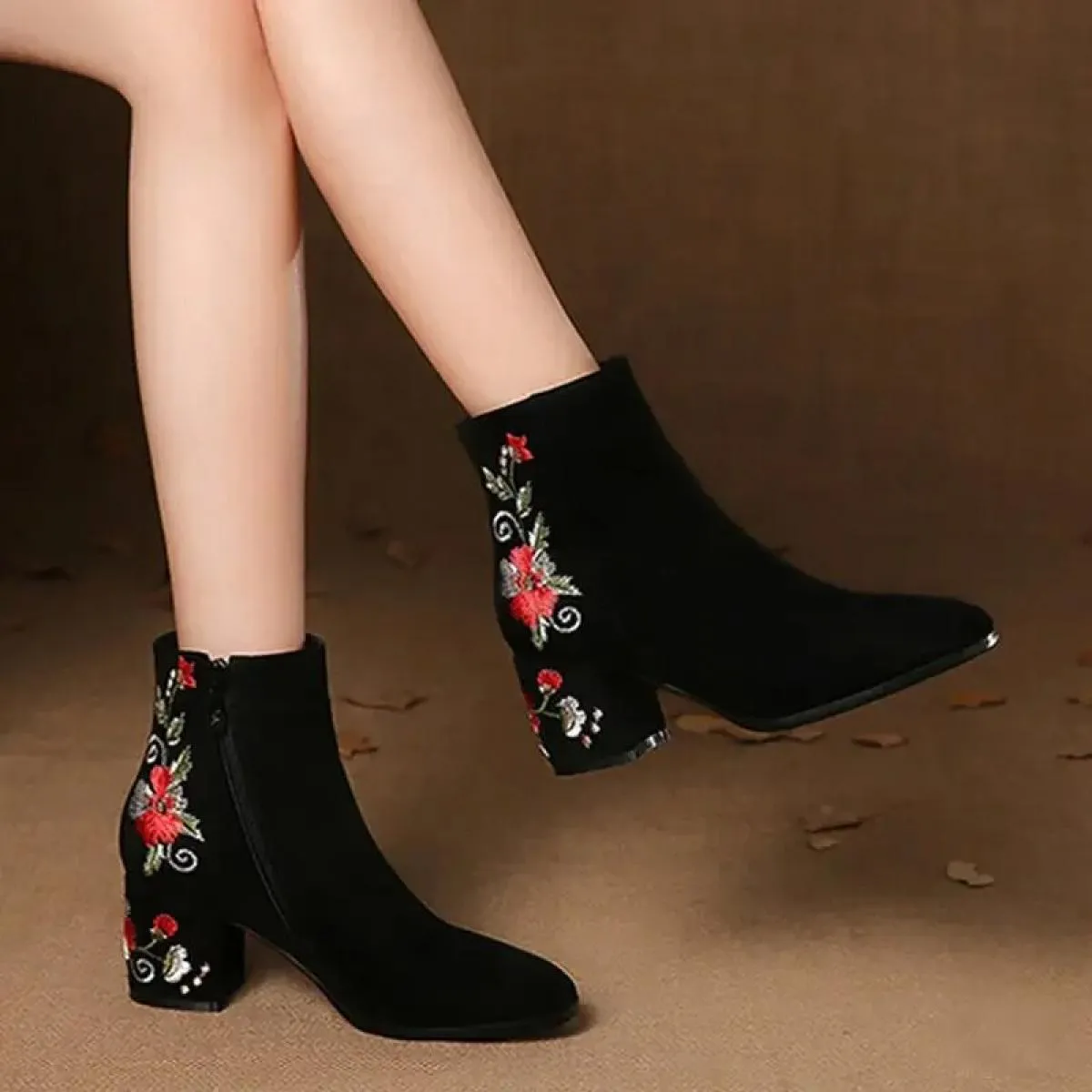Stivaletti da donna Scarpe alte in cotone caldo autunno e inverno Stivaletti a tubo medio ricamati con tacco medio in pelle scam