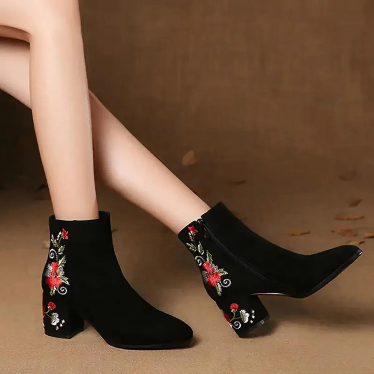Stivaletti da donna Scarpe alte in cotone caldo autunno e inverno Stivaletti a tubo medio ricamati con tacco medio in pelle scam