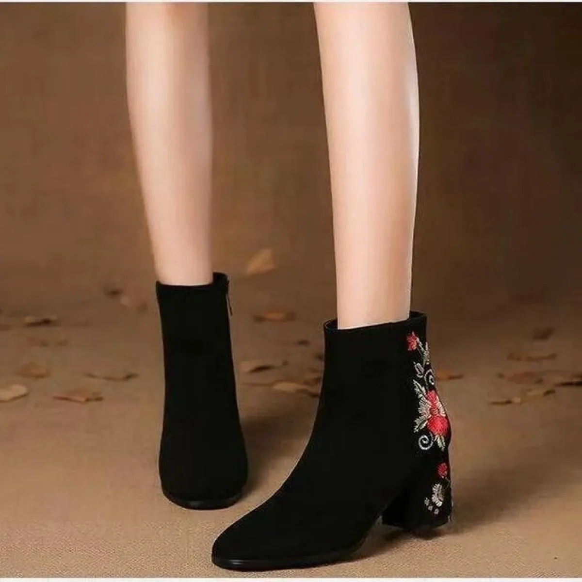 Stivaletti da donna Scarpe alte in cotone caldo autunno e inverno Stivaletti a tubo medio ricamati con tacco medio in pelle scam